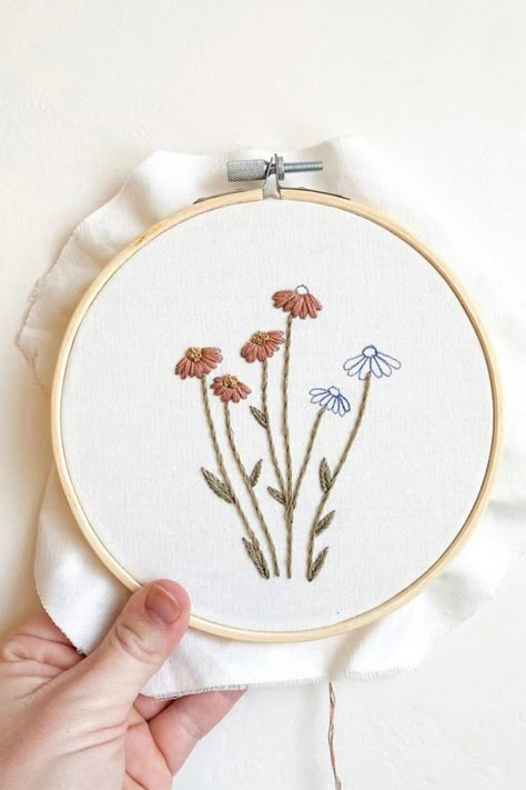 Minimal Embroidery Hoop #embroidery #embroideryart #embroider #embroiderydesign #embroiderypattern #embroiderypatternsbeginner #minimal #minimaldesign #boho #diy #diykit #gift #giftforher #handmade #diyhomedecor #diyideas #diyproject #art Minimal Embroidery, Small Embroidery, Diy Embroidery Designs, Embroidery Template, Floral Embroidery Patterns, Hoop Embroidery, Embroidery Stitches Tutorial, Pola Sulam, Hand Embroidery Projects