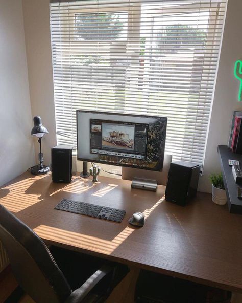 Desk Setup With Monitor, Setup Minimalista, Desk Setup Workspace Inspiration, Desk Setup Workspace, Modern Desk Setup, Apple Set, Setup Pc, Battle Station, Small Computer Desk