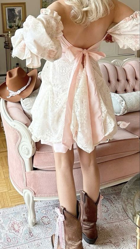 Girly Country Aesthetic, Country Coquette Aesthetic, Liliana Core, Southern Belle Outfit, Shabby Chic Outfits, Country Girl Aesthetic, Coquette Cowgirl, Cowgirl Style Outfits, Shabby Chic Clothes