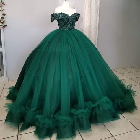 Quinceanera Dresses With Train, Quinceanera Green, Emerald Green Quinceanera Dresses, Green Quince Dress, Green Quinceanera Theme, Dresses With Train, Green Quinceanera, Ball Gown Quinceanera Dresses, Green Quinceanera Dresses