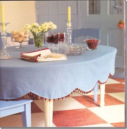 love this scalloped with pom poms table cloth! Diy Table Cloth, Fitted Tablecloths, Table Skirt, Mantel Redondo, Sofa Upholstery, Furniture Upholstery, Diy Table, Table Toppers, Table Covers