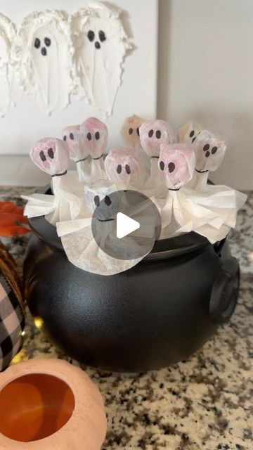 Rina Hutson | Fashion, Outfits, DIY & Seasonal inspo🫧 on Instagram: "The easiest lollipop ghost DIY 👻🩷🩷 
Perfect for Halloween treats! 
Would you try this?👻🖤
・
・
・
・
・
#halloweentreat #halloweendecor #halloweendiy #halloweendiyideas #halloweenfood #halloweenlollipops #ghostlollipop #ghosttreats #ghostdiy" Ghost Suckers, Lollipop Ghost, Ghost Lollipops, Ghost Treats, Ghost Diy, Halloween Buckets, Halloween Treats, Halloween Diy, Lollipop