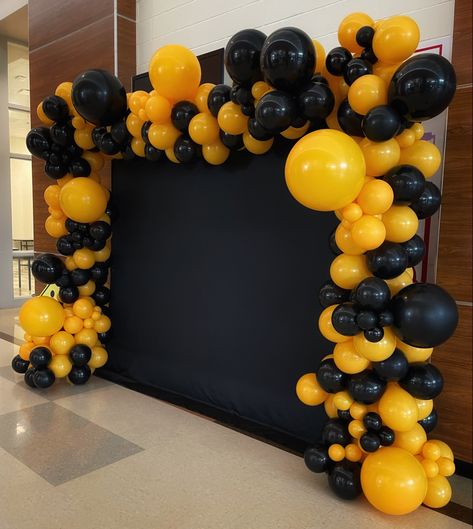 Bus Theme Party, Black Ballons, Black And White Party Decorations, Yellow Birthday Parties, Birthday Themes For Adults, Red Party Decorations, Black And White Balloons, Black Party Decorations, White Party Decorations