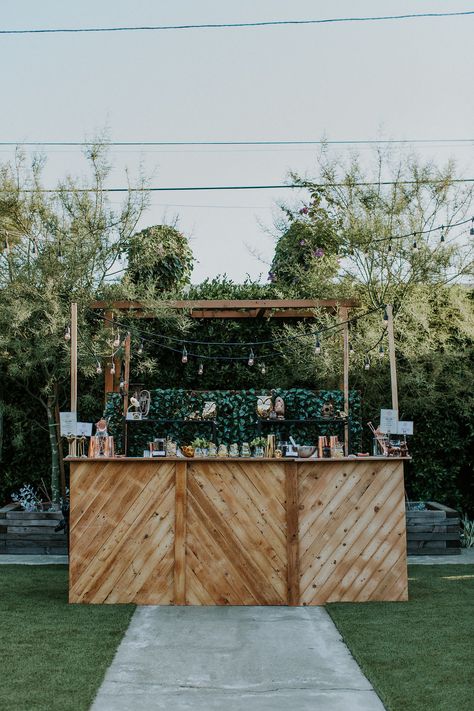 Bohemian Cocktail Party, Homemade Bar For Wedding, Homemade Wedding Bar, Backyard Cocktail Party Ideas, Bar Ideas For Wedding, Outdoor Cocktail Bar, Bar Ideas Wedding, Satellite Bar, Wedding Snack Bar