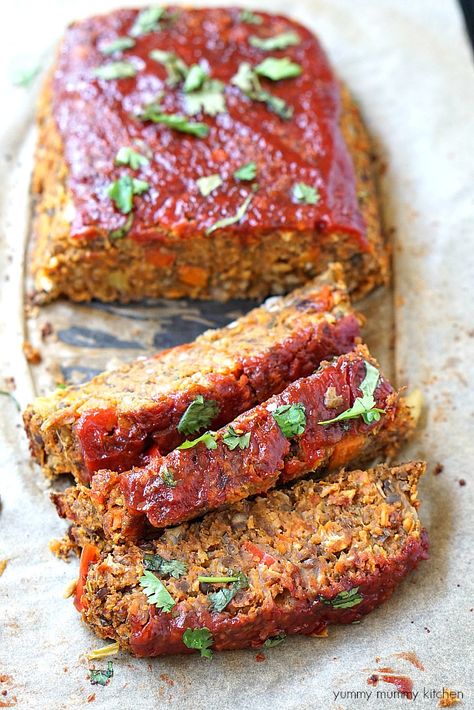 This lentil loaf is topped with a ketchup glaze. It's a delicious vegetarian and vegan take on the classic meatloaf. Lentil Loaf Recipe, Vegan Lentil Loaf, Lentil Meatloaf, Fried Quinoa, Vegan Christmas Dinner, Vegan Meatloaf, Lentil Loaf, Vegan Lentil, Veggie Burgers