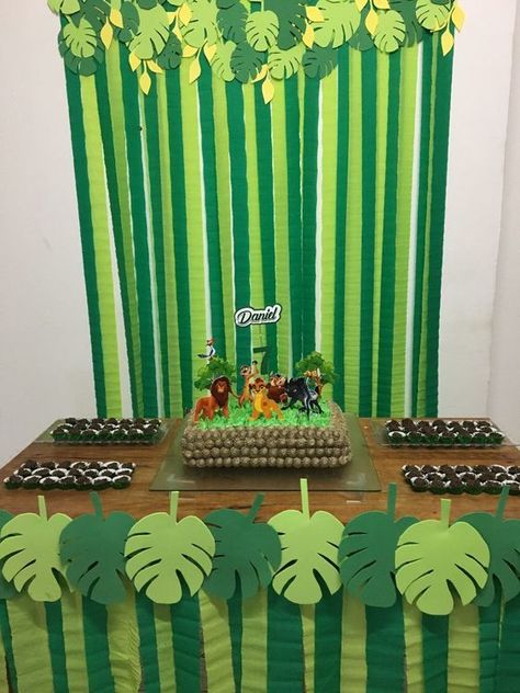 Aprende Como Hacer Fondos De Fiestas Con Cortinas Y Flores Tropical Backdrop, Indoor Birthday Parties, Jungle Theme Birthday Party, Jungle Thema, Indoor Birthday, Dinosaur Birthday Party Decorations, Wild Birthday Party, Lion King Birthday, Jungle Theme Birthday