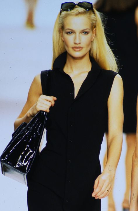 Karen Mulder Hair, Karen Mudler, Karen Mulder 90s, 90s Minimalism Fashion, Ralph Lauren Runway, Supermodel Body, Karen Mulder, Women Models, 90s Runway Fashion