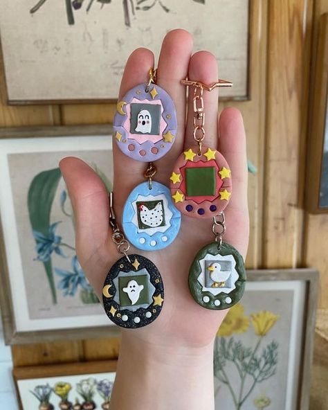 Tamagotchi Clay Charm, Clay Tomagatchi, Polymer Clay Tamagotchi, Cool Keychain Ideas, Ideas To Make Out Of Clay, Handmade Clay Keychains, Clay Crafts Keychain, Clay Tamagotchi, Clay Art Keychain