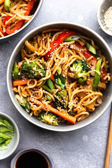 Noodles Chow Mein, Chow Mein Sauce, Chinese Food At Home, Vegan Chow Mein, Recipe Noodles, Chinese Noodle Dishes, Vegetable Chow Mein, Veggie Dinners, Vegan Chinese