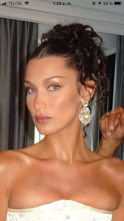 Bella Hadid Hair, Old Hollywood Hair, Red Carpet Hair, Hollywood Hair, Ball Hairstyles, 90s Hairstyles, Formal Hairstyles, Aesthetic Hair, Bella Hadid