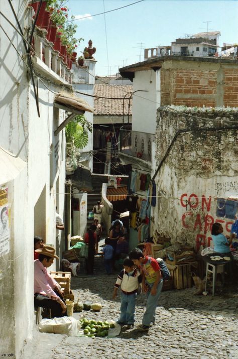 Hispanic Aesthetic, Houses In Mexico, Brutalism Architecture, Mexican Culture Art, Living In Mexico, Kodak Film, Vintage Mexico, Mexican Street, Photo Journal