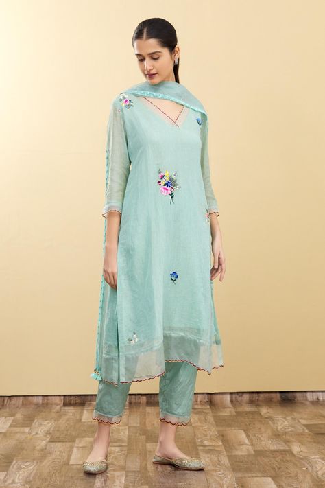 Chanderi Suits Design, Latest Suit Design, V Neck Kurta, Resham Embroidery, Blue Kurta, Indian Designer Suits, Simple Kurta Designs, Latest Dress Design, Kurta Set For Women