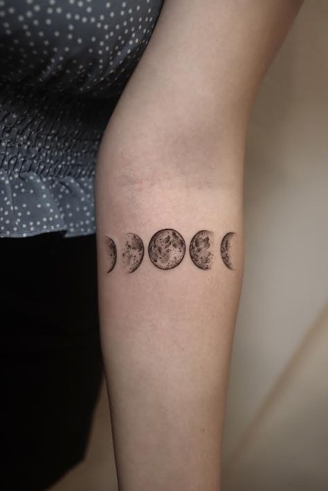 Moon Phases Tattoo Traditional, Moon Phase Knee Tattoo, Moon Phases Hand Tattoo, Phases Of The Moon Tattoo, Moon Cycle Tattoo, Tiny Finger Tattoos, Masculine Tattoos, Moon Phases Tattoo, Tattoos Inspo