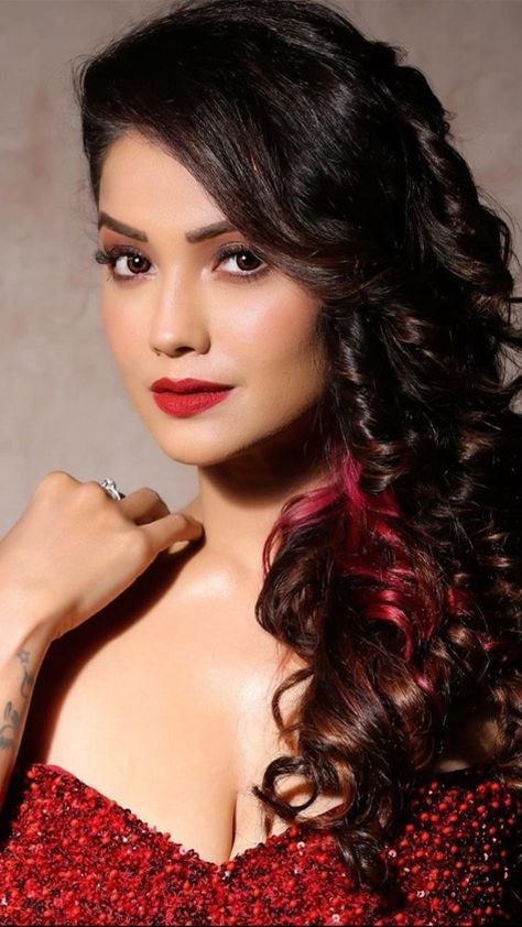 Adaa Khan is an Indian television actress and model. She is known for portraying Akashi in Behenein, Amrit in Amrit Manthan, Shesha in Naagin and Sitara in Vish Ya Amrit: Sitara. In 2020, she participated in Fear Factor: Khatron Ke Khiladi 10. Adda Khan, Bollywood Actress Without Makeup, Ada Khan, Adaa Khan, Kardashian Hair, Super Women, Fear Factor, Dry Curly Hair, Curly Hair Videos