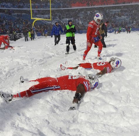 Nfl Snow Game, Buffalo Bills Aesthetic, American Football Aesthetic, Snow Games, Buffalo Bills Game, Make Snow, Football Poses, Bills Mafia, Nfl Football Games