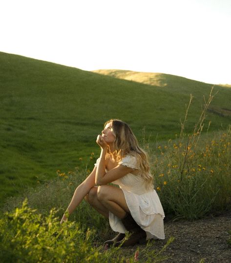 happy grad year 🌾 @alenanicolephotog Photo Inspiration Outside, Solo Photoshoot Poses, Photoshoot Ideas Creative Outdoor, Field Picture Ideas, Field Photoshoot Ideas, Photo Shoot Outside, Poses For Portraits, Field Poses, Pretty Senior Pictures