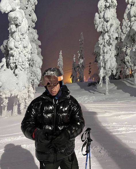 Snow Pics Ideas Men, Skiing Aesthetic Men, Guy Skiing Aesthetic, Snow Style Men, Mens Snowboarding Outfit Aesthetic, Ski Aesthetic Men, Ski Men Outfit, Lapland Photo Ideas, Apres Ski Outfit Men