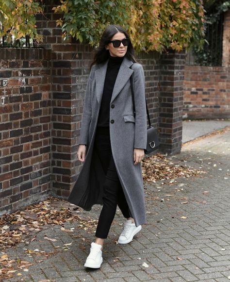 Winter Coat Outfits Casual, Grey Coat Outfit Winter, Julia Lundin, Grey Coat Outfit, Office Wear Women Work Outfits, Coat Outfit Casual, Grey Sweater Outfit, Winter Coat Outfits, Look Boho Chic