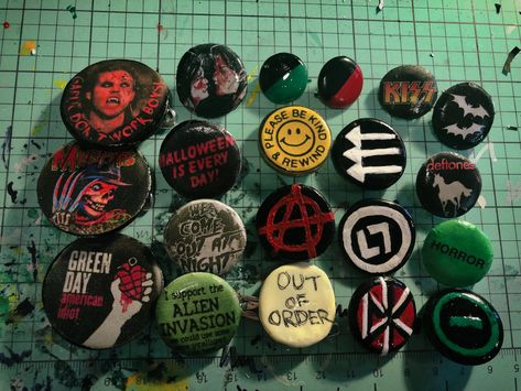 Diy Pins Buttons Punk, Pin Diy Button, Pin Ideas Button Punk, Diy Badge Ideas, Diy Pin Designs, Punk Button Pins, Punk Pins Ideas, Diy Buttons Pins Ideas, Crust Punk Diy