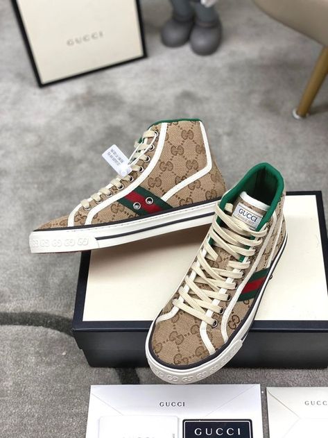 Tenis Gucci, Car Shoe, Pretty Shoes Sneakers, Gucci Sneakers, Guys Clothing Styles, Mens Fashion Classy, Hot Shoes, Pretty Shoes, Love Cute