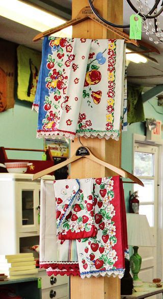 vintage tea towels~~~I think I still have some of these of my mom's... Dish Towel Display Ideas, Vintage Dish Towels, Kitchen Table Cloth Ideas, Table Cloth Ideas, Tea Towel Display, Kitchen Table Cloth, Hotel Hanger, Wagon Ideas, Vintage Kitchen Towel