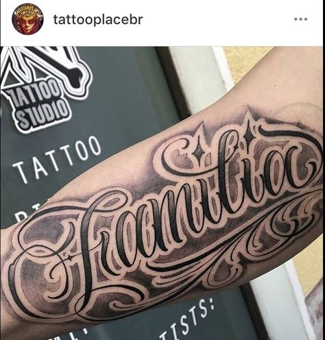 Forarm Tattoos Lettering, Cursive Last Name Tattoos, Chicano Forearm Tattoo, Familia Lettering Tattoo, Big Name Tattoos, Family Word Tattoo, Chicano Tattoo Font, Last Name Tattoos For Men, Established Tattoo