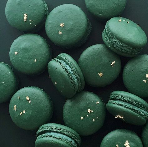 Green Macaroons Emerald Green Quinceanera Theme, Green Quinceanera Theme, Dark Green Wedding, Green Desserts, Quince Decorations, Green Cake, Emerald Green Weddings, Quinceanera Themes, Dark Green Aesthetic