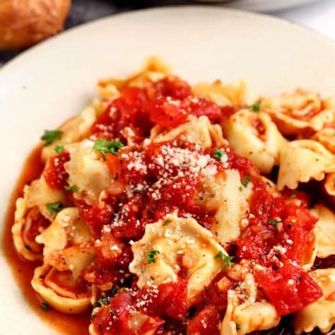 Garlic Tomato Tortellini - Spend With Pennies Tortellini Sauce Recipes, Quick Tomato Sauce Recipe, Tortellini Sauce, Cheese Tortellini Recipes, Quick Pasta Dishes, Tortellini Recipes, Quick Pasta, Tortellini Pasta, Meatless Main Dishes