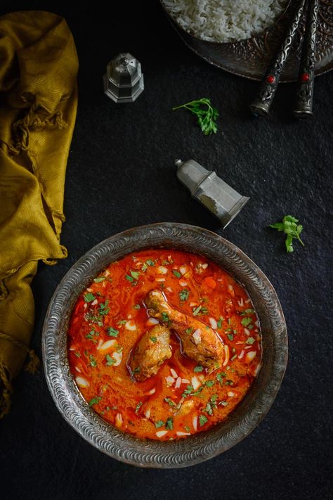 Mughlai Zaafrani Murgh is a rich Chicken curry cooked with cashewnut paste and spices and flavored with saffron. Here is a traditional recipe to make it. Indian Chicken Recipes, Curry Dishes, Pakistani Food, Desi Food, India Food, Chicken Curry, Indian Cooking, Veg Recipes, Indian Dishes