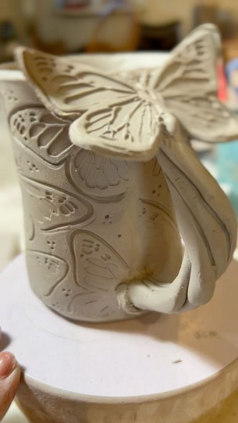 Unique Clay Art, Groovy Ceramics, Beginner Pottery Projects, Ceramics Mug Ideas, Drawing On Clay, Creative Pottery Ideas, Cute Things To Make With Clay, Clay Sculpture Ideas, Funky Pottery