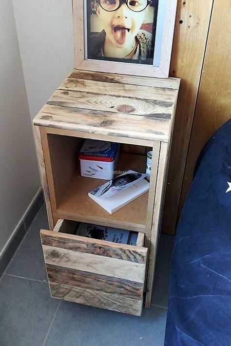 Small Side Table Ideas, Headboard With Side Tables, Diy Small Side Table, Pallet Couch Outdoor, Side Tables Ideas, Side Table Ideas, Outdoor Couch Diy, Pallet End Tables, Wood Pallet Beds