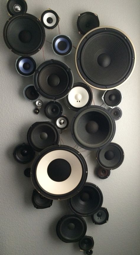 Speaker Wall, Home Music Rooms, Music Studio Room, Diy Projects To Sell, Music Room Decor, Deco Originale, Projects To Sell, Second Hand Stores, Music Decor