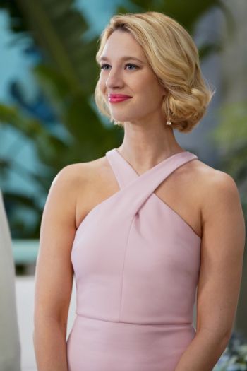 Petra is a main character on CW dramedy Jane the Virgin. She is portrayed by Yael Grobglas. Petra Andel is really Natalia, a street performer from Olomouc, Czech Republic. She fled her home country with her mother in 2009 to escape her criminal ex-boyfriend, Milos and came to the U.S. where she met and got engaged to Lachlan Moore. She left her fiancé for Rafael Solano, who she fell in love with and is now divorced from, following an affair with his former friend. Petra Solano, Yael Grobglas, Virgin Hair Color, Luxury Lifestyle Fashion, Superman Lois, Virgin Hair Wigs, Wwe Nxt, Jane The Virgin, Human Virgin Hair