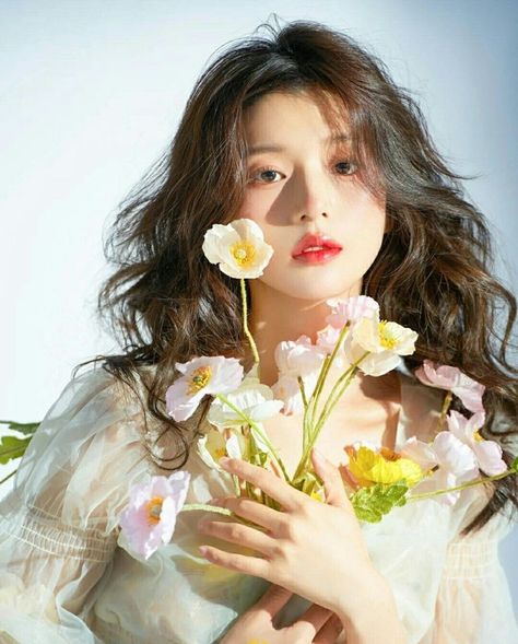 Korean Photoshoot, Debut Photoshoot, Flower Photoshoot, Photography Inspiration Portrait, Karry Wang, Holding Flowers, Photoshoot Concept, Pose Reference Photo, 인물 사진