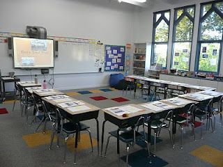 Finding Ways for All Kids to Flourish: Setting Up a New Classroom: Got Design Ideas? Part II Student Desks Arrangement, Horseshoe Table, Desk Arrangement, Classroom Seating Arrangements, Desk Arrangements, Classroom Arrangement, Classroom Pictures, Classroom Desk, Classroom Seating