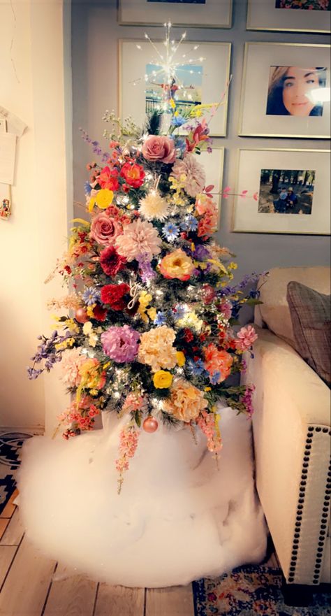 Floral Christmas tree Creative Christmas Tree Ideas, Unique Christmas Tree Ideas, Flower Christmas Tree, Diy Christmas Trees, Floral Christmas Tree, Christmas Tree Inspo, Flower Christmas, Christmas Tree Decorating Themes, Unique Christmas Trees