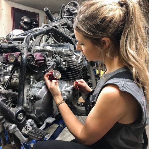 Mechanics Aesthetic, Woman Mechanic, Girl Mechanics, Motorcycle Mechanic, Motorcycle Repair, Motorcycle Shop, Car Repair, Motorcycle Girl, Car Mechanic