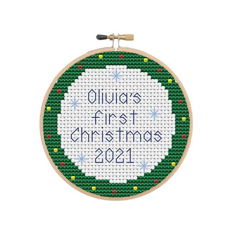 First Christmas Cross Stitch, Stitch Decoration, Cross Stitch Pattern Christmas, Cross Stitch Quotes, Stitch Quote, Beautiful Cross Stitch Pattern, Xmas Cross Stitch, Pattern Quotes, Easy Stitch