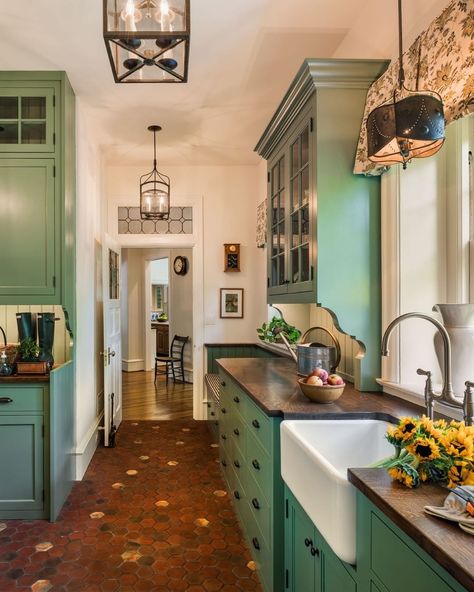 Kitchen Design Color, Green Kitchen Cabinets, French Country Kitchens, Farmhouse Kitchen Cabinets, Casa Vintage, Classic Kitchen, French Country Kitchen, Green Cabinets, Kitchen Color