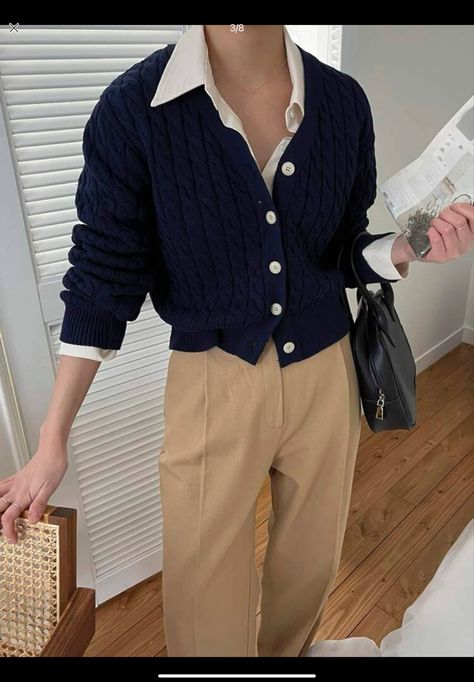 Creme Outfits, Navy Cardigan Outfit, Blue Cardigan Outfit, Knit Cardigan Outfit, Outing Outfit, Fashionable Work Outfit, Style Casual Chic, Sleeve Placket, Trouser Outfit