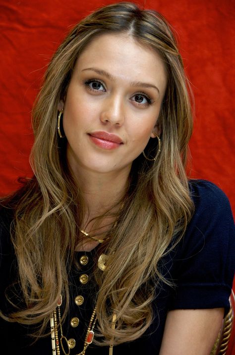 jessica albal weekend hair! Jessica Alba Hair Color, Jessica Alba Hair, Weekend Hair, Jessica Alba Style, Kelly Osbourne, Trendy Hair Color, Jessica Alba, Mode Vintage, Red Background