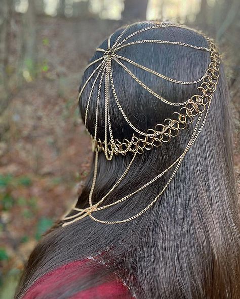 This beautiful bronze chainmail headpiece is visually stunning and is definitely a show stopper. It is comfortable to wear and perfect for cosplay, costuming, larp, or renfaires. *If you are looking for something in particular send me a message. I do custom designs and would be happy to help you. Nefertiti Costume, Joan Of Arc Costume, Chain Mail Earrings, Cosplay Hair Accessories, Shein Fits, Chain Headpiece, Female Armor, Headpiece Jewelry, Chain Mail