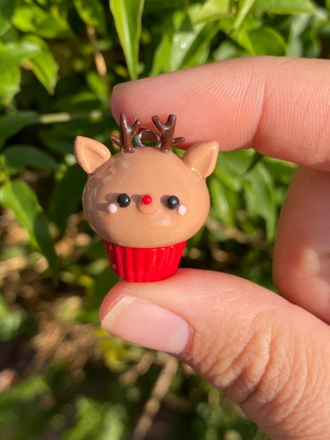 Christmas Polymer Clay Charms, Easy Christmas Clay Ideas, Polymer Clay Figures Easy, Fimo Ideas Easy, Cute Clay Things, Christmas Polymer Clay Ideas, Clay Christmas Gifts, Christmas Clay Ideas, Reindeer Clay