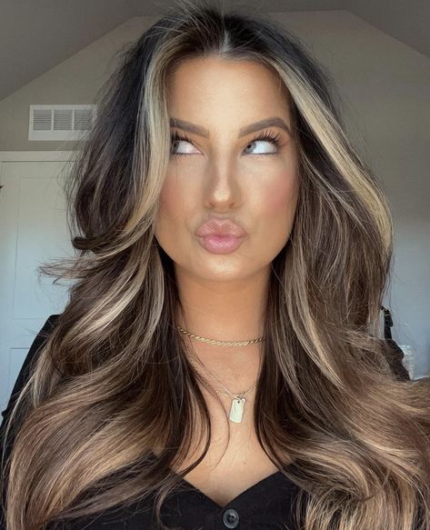 Hair Color Ideas For Brunettes With Curtain Bangs, Fall Hair Colors Medium Brown, Money Piece Hair 2023, Brunette Hair Color With Highlights 2023, Brown Hair Smokey Highlights, Bronde Melt Hair, Bayalage Brunette 2023, Long Hair With Layers Highlights, Blonde Front Highlights On Brown Hair