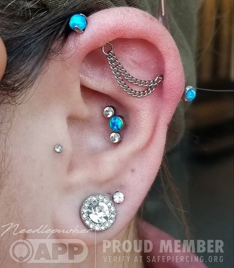 Beautiful Piercings, Leaf Ear Cuffs, Industrial Piercing Jewelry, Gold Nose Hoop, Industrial Piercing, Conch Earring, Tragus Piercing, Cartilage Earrings Hoop, Piercing Ideas