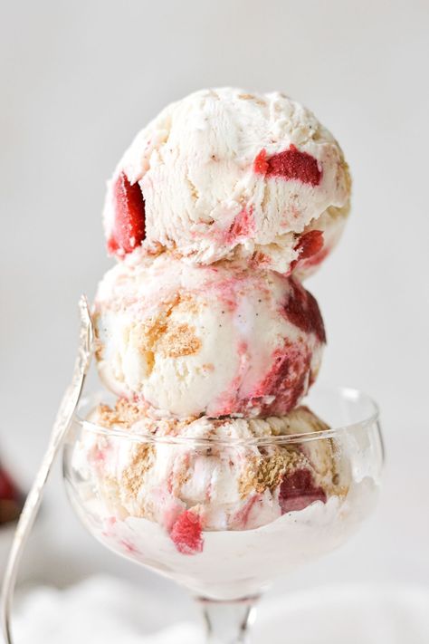 Cherry Cheesecake Ice Cream, Ice Cream Lab, Homemade Coconut Ice Cream, Ice Cream No Churn, Swirl Ice Cream, Ice Cream Sauce, Ice Cream Photography, Cherry Compote, Sorbet Ice Cream