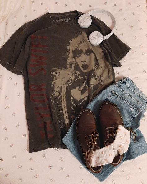 Taylor Swift Merch Outfit, Fangirl Outfits, Taylor Merch, Taylor Outfits, College Fits, Taylor Swift Outfits, Artist Outfit, Cute Fits, Fit Inspo