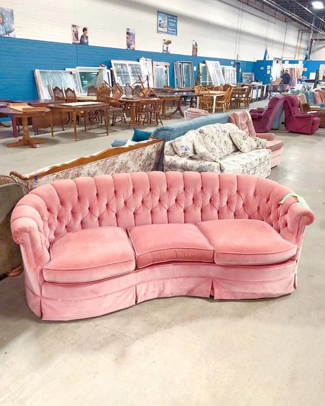 pink tufted antique sofa couch vintage blush thrifted Pink Velvet Couch, Pink Couch, Cute Furniture, Velvet Couch, Apartment Decor Inspiration, Barbie Dream House, Dream House Interior, House Room, Cute Room Decor