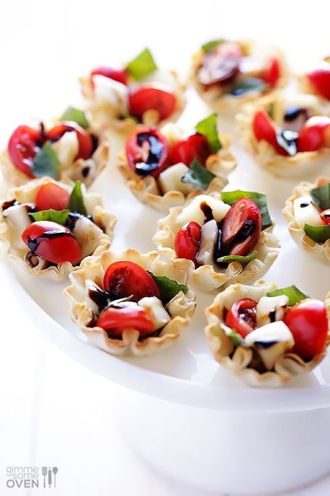 Com aquela cestinha de massa de pastel que a Isabela fez quando fomos na sua casa Phyllo Dough Recipes, Caprese Recipes, Phyllo Cups, Holiday Appetizers Easy, Christmas Recipes Appetizers, Quick And Easy Appetizers, Party Dips, Finger Food Appetizers, Holiday Appetizers