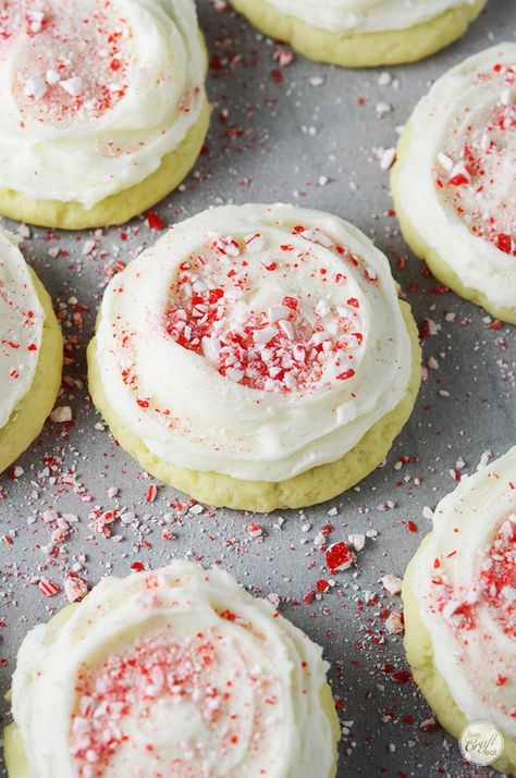 you can't go wrong with cream cheese cookies, cream cheese frosting, and crushed candy cane! it's the perfect cookie for christmas!! they are seriously so soft and yummy! | www.livecrafteat.com Sugar Cookies Frosting, Cookies With Candy, Candy Cane Sugar Cookies, Cookies Frosting, Candy Cane Cookie, Cream Cheese Sugar Cookies, Peppermint Sugar Cookies, Peppermint Sugar, Festive Food